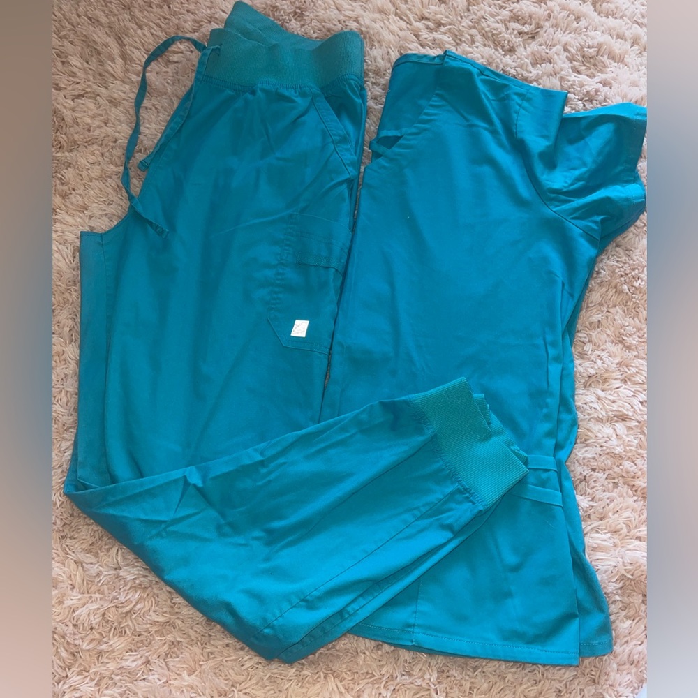 Scrub set